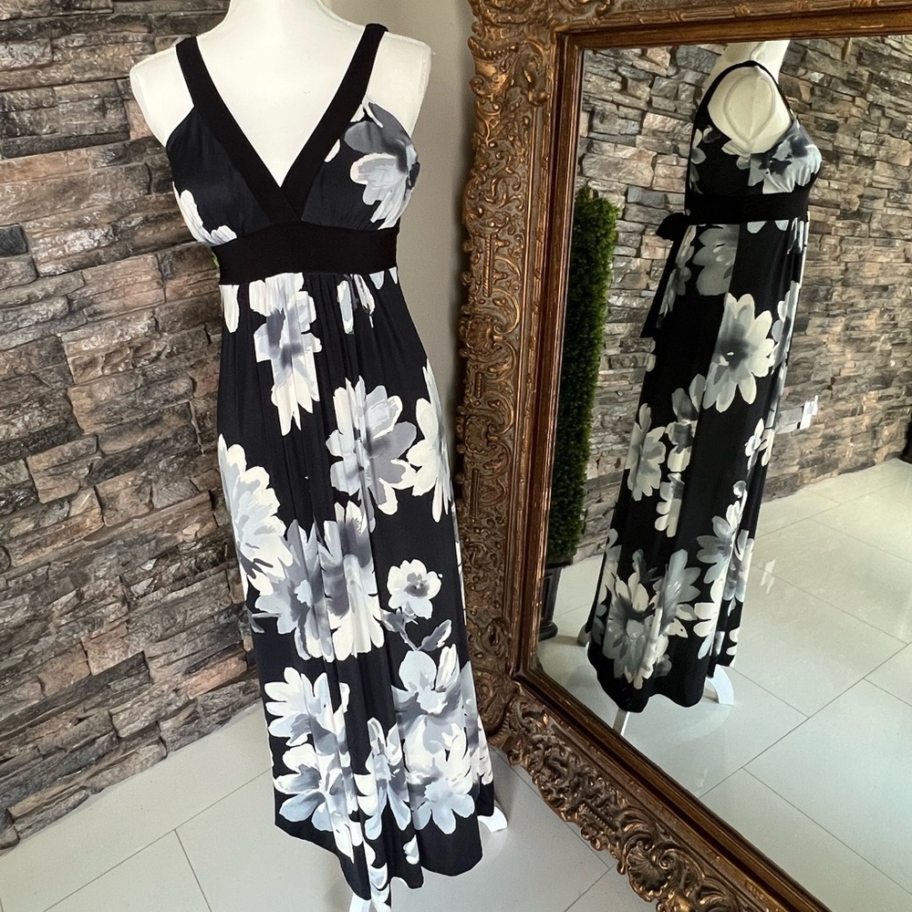 Elegant Black and White Floral V-Neck Maxi Dress - Picture 2 of 7